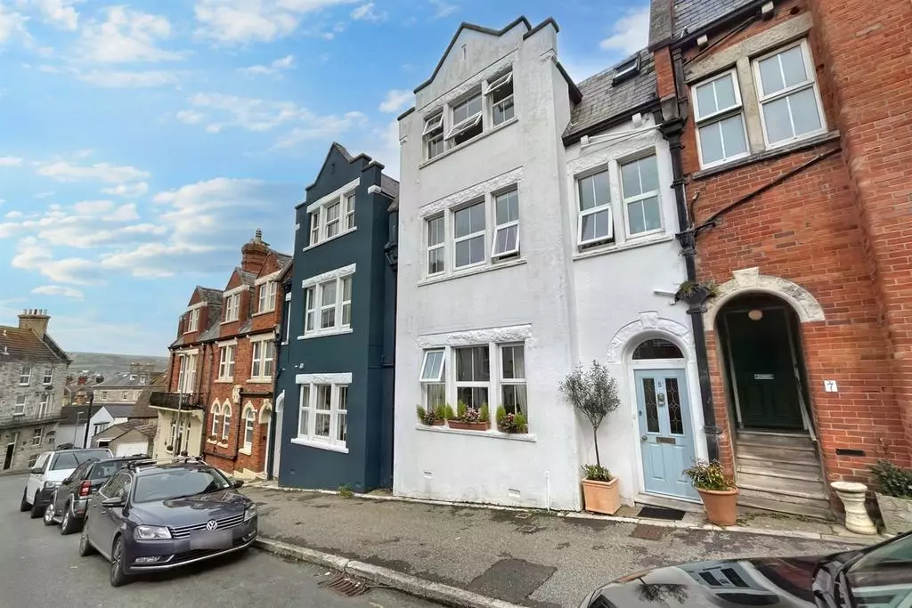 6 bedroom terraced house for sale
