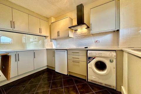 3 bedroom apartment to rent, Grimston Gardens, Folkestone CT20