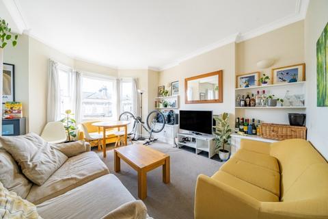 2 bedroom flat to rent, Northcote Road Battersea SW11