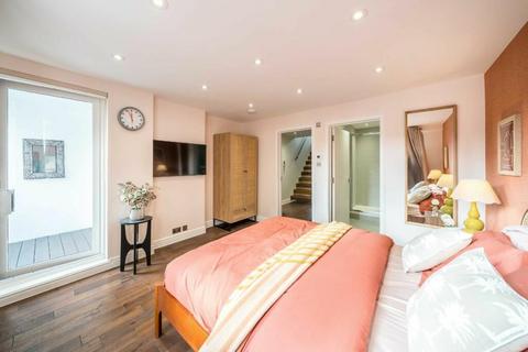 2 bedroom flat to rent, Curzon Street, Mayfair, London