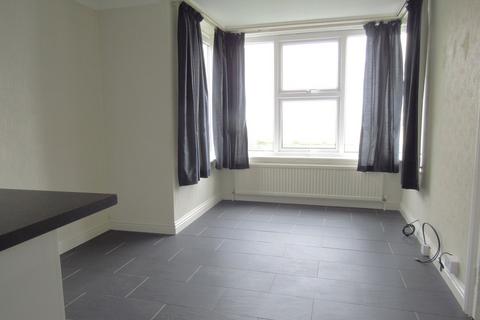 3 bedroom flat to rent, Kelvin Court, Frinton-on-Sea CO13