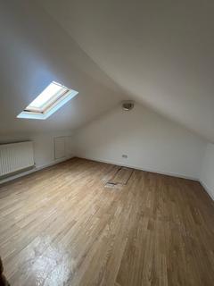 4 bedroom flat to rent, Eastfield Road, Burnham, Slough