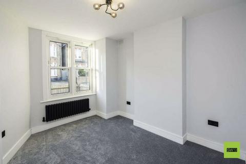 3 bedroom ground floor flat for sale, Robinson Road, London SW17