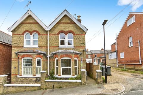 3 bedroom semi-detached house to rent, Gordon Road, Cowes