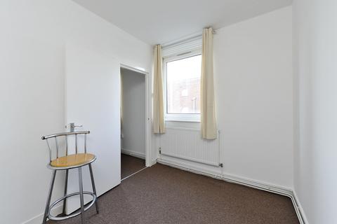 3 bedroom apartment to rent, Clarkson House, Maysoule Road