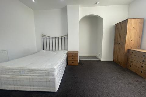 1 bedroom in a house share to rent, Kettering Road, Northampton, Northamptonshire, NN1 4AZ