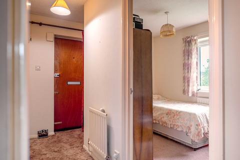 2 bedroom flat for sale, Honeysuckle Walk, Horsham