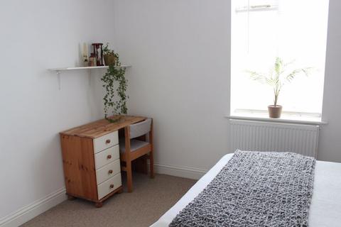 5 bedroom house share to rent, Burton Street, Cheltenham GL50