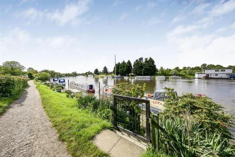 39 Cherry Orchard Road, West Molesey, KT8 1QZ