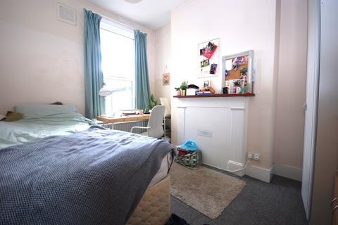 4 bedroom house to rent, Hazelbourne Road, Clapham South SW12