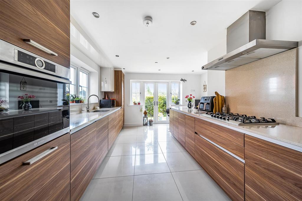 Newtown Road, Warsash SO31 3 bed detached house for sale £595,000