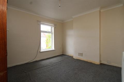 3 bedroom end of terrace house to rent, Park Street, Peterborough