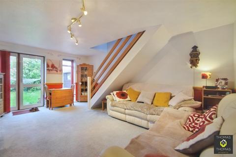 3 bedroom end of terrace house for sale, Brionne Way, Longlevens,
