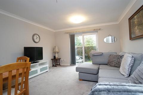 2 bedroom apartment to rent, Kerry Court, Horsforth, Leeds