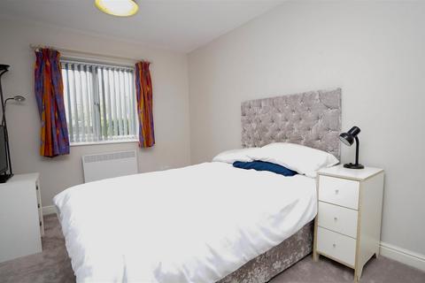 2 bedroom apartment to rent, Kerry Court, Horsforth, Leeds