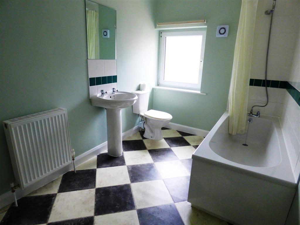 Kirk Lane, Hipperholme 2 bed semidetached house to rent £725 pcm (£