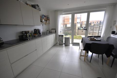 3 bedroom end of terrace house for sale, Wood Lane, Dagenham