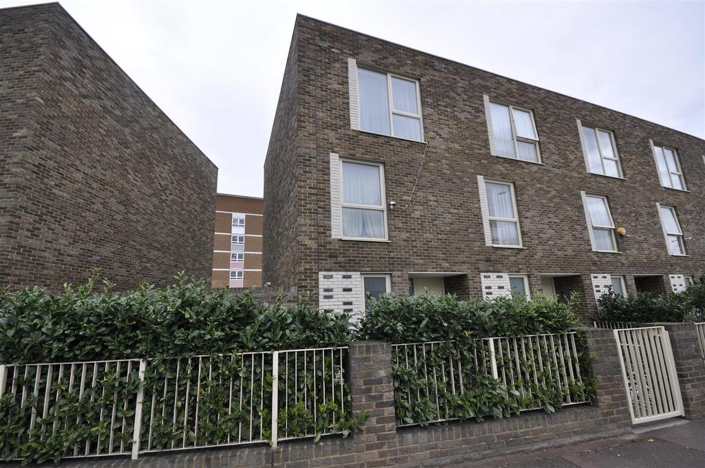 Wood Lane, Dagenham 3 bed end of terrace house for sale £450,000