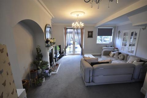 3 bedroom end of terrace house for sale, Dare Gardens, Dagenham