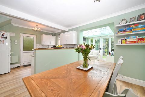16 Nethercliffe Road, Guiseley, Leeds, LS20 9HL