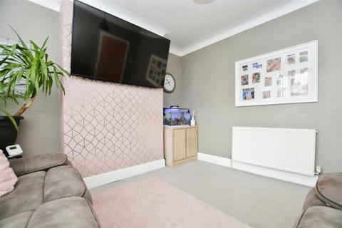 4 bedroom semi-detached house for sale, Priory Road, Scunthorpe
