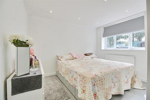 3 bedroom maisonette for sale, Tenniswood Road, Enfield