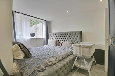 2 bedroom maisonette for sale, Tenniswood Road, Enfield