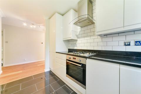 Flat 2, 6 Bridge Road, Epsom, KT17 4AL