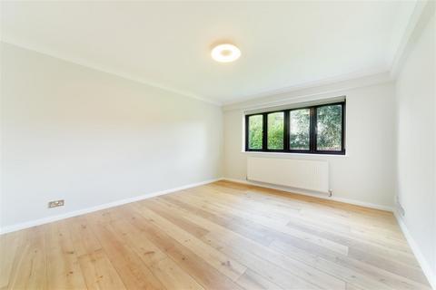 Flat 2, 6 Bridge Road, Epsom, KT17 4AL