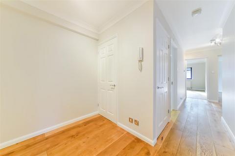 Flat 2, 6 Bridge Road, Epsom, KT17 4AL