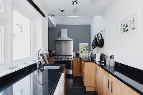 12 Castle View, Epsom, KT18 7TG