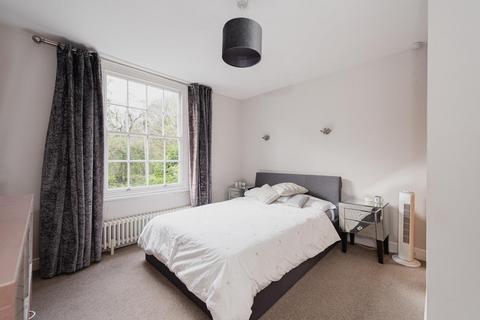 12 Castle View, Epsom, KT18 7TG