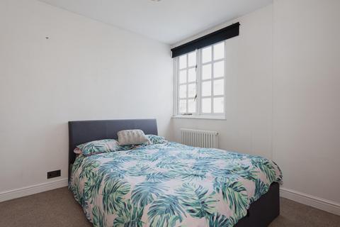 12 Castle View, Epsom, KT18 7TG