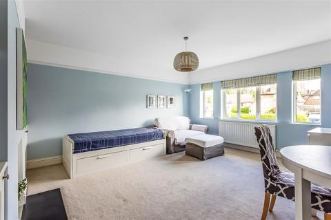 91 The Crescent, Epsom, KT18 7LJ