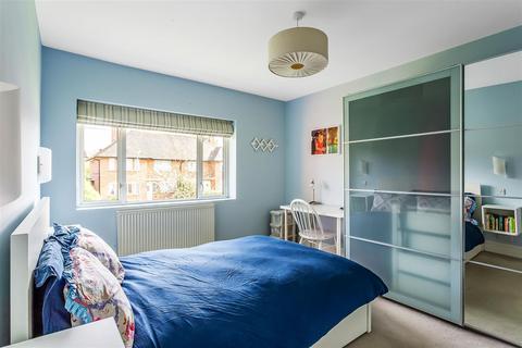 91 The Crescent, Epsom, KT18 7LJ