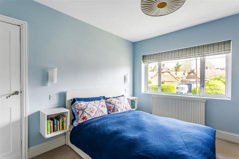 91 The Crescent, Epsom, KT18 7LJ