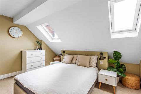 31 Copthorne Road, Leatherhead, KT22 7ED