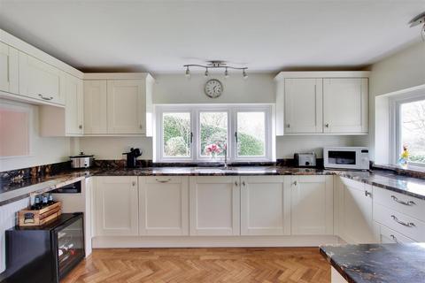 4 bedroom detached house for sale, Pains Hill, Oxted RH8