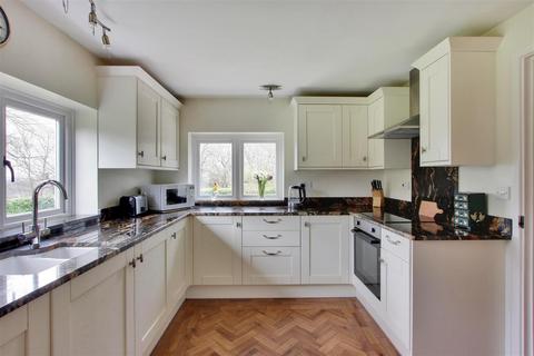 4 bedroom detached house for sale, Pains Hill, Oxted RH8