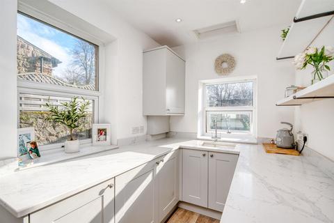 5 Crossland Road, Hathersage, Hope Valley, S32 1AN