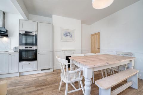 5 Crossland Road, Hathersage, Hope Valley, S32 1AN