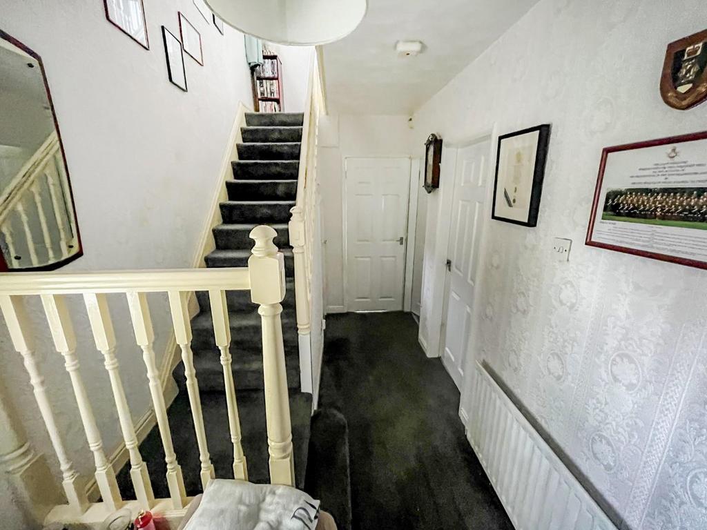 Entrance Hallway 1.jpg