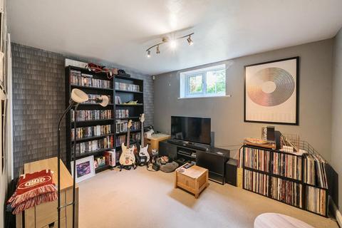 52 Long Row, Horsforth, Leeds, LS18 5AA