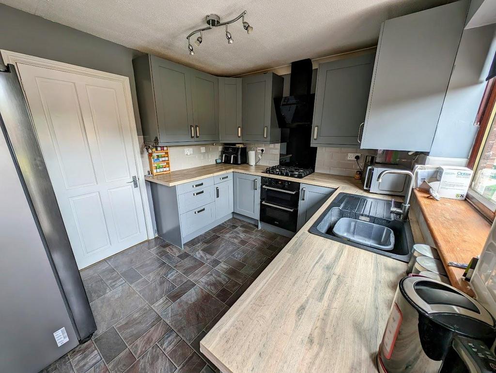 Kitchen 2.jpg