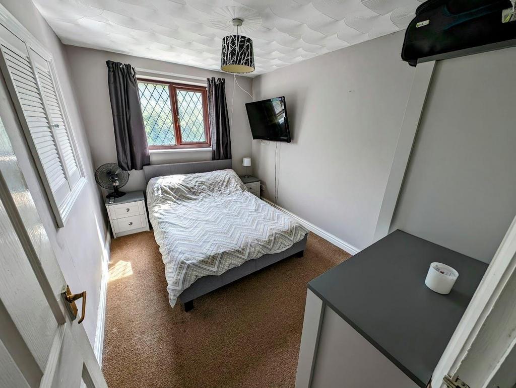 Bed 2.jpg