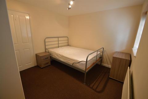 2 bedroom house to rent, Rolls Crescent, Manchester M15