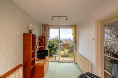 16 Warminster Close, Sheffield, S8 9BH