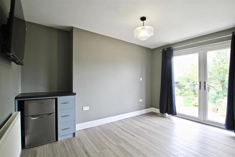1 bedroom in a house share to rent, Blenheim Chase, Leigh-On-Sea