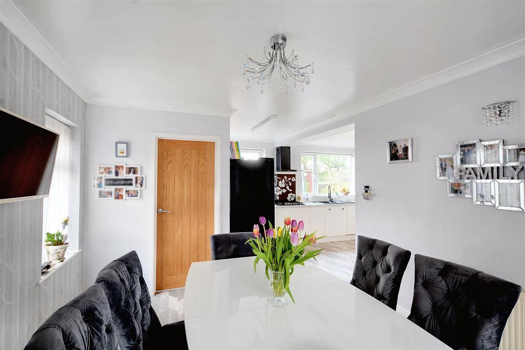 Open plan family dining kitchen