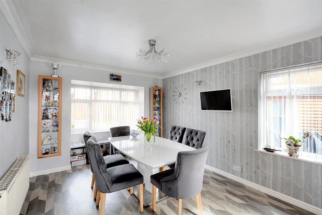 Open plan family dining kitchen